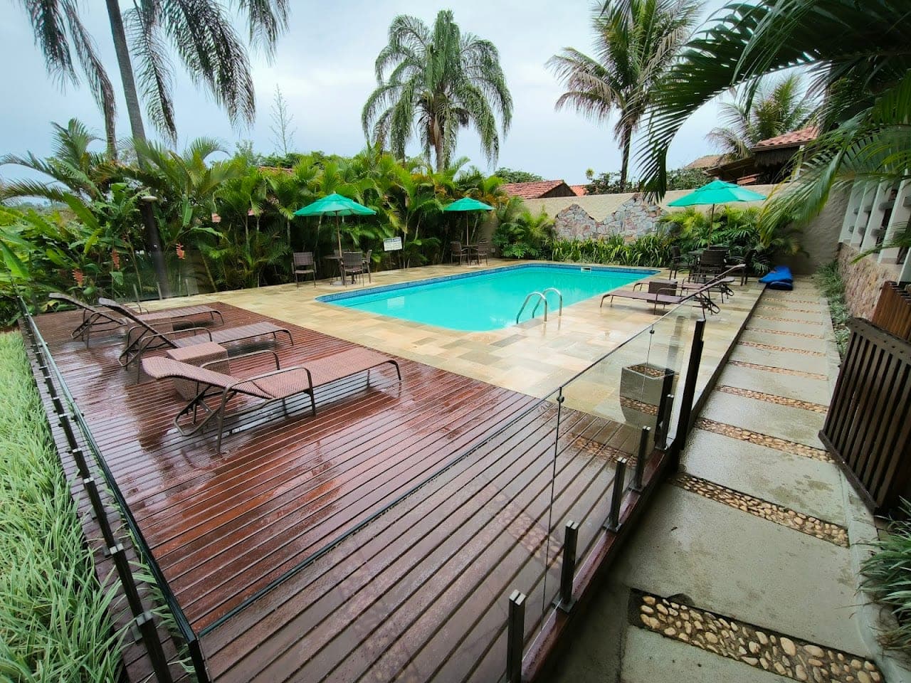 Piscina com deck e guarda-sóis